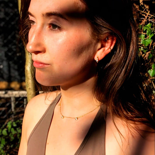 “Close-up of Nudie Jewellery cubic zirconia necklace sparkling in sunlight” “Cubic zirconia vs diamond visual comparison”