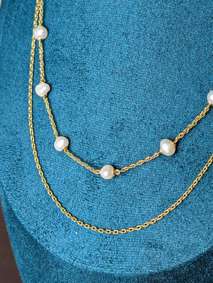 Maris Necklace by Nudie – close-up studio photo highlighting the freshwater pearls on a delicate gold chain, with twisted chain detail and hammered gold accents.